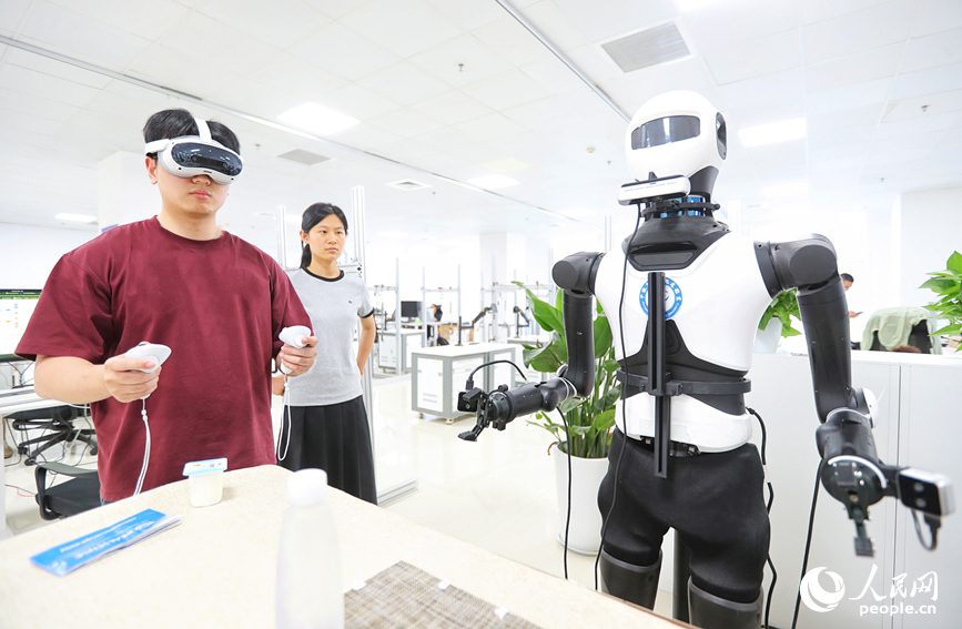 工作人員調試機器人產品。人民網 霍亞平攝