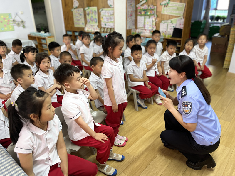 公安局反诈民警深入学校开展反诈互动宣传。 侯怡康摄