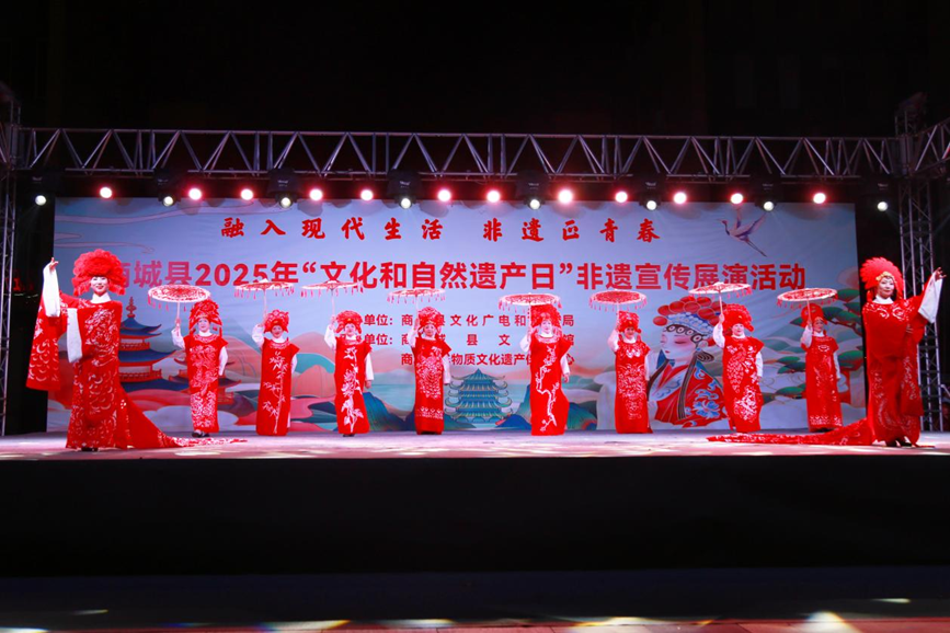 商城剪纸汉服在非遗宣传周上展演