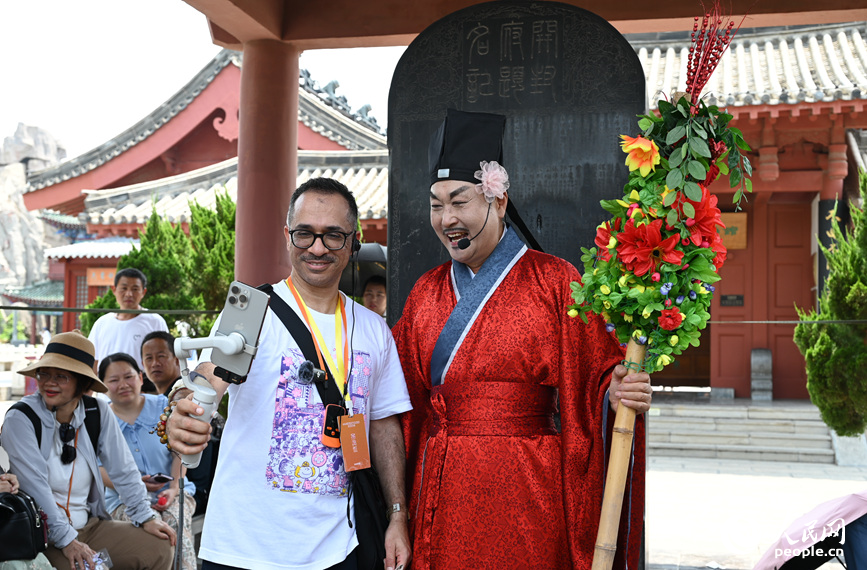 旅行商代表与开封府景区演员互动。人民网记者 王玉兴摄