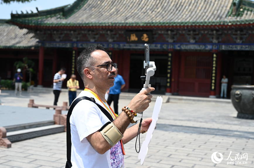 旅行商代表在开封府景区录制视频。人民网记者 王玉兴摄