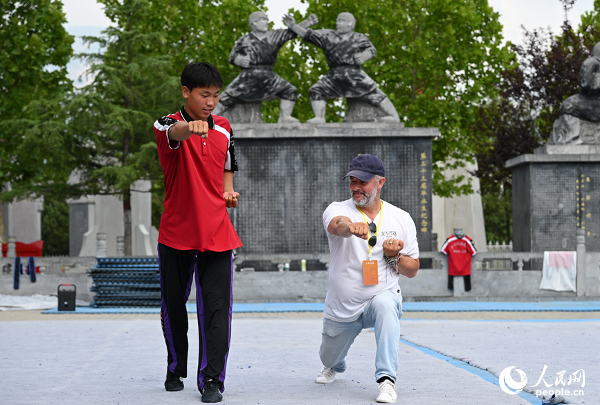 旅行商代表在塔沟武校学习武术。人民网记者 王玉兴摄