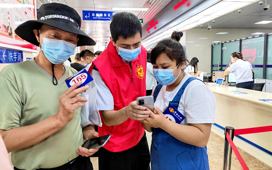 志愿者助力群众掌上办事
