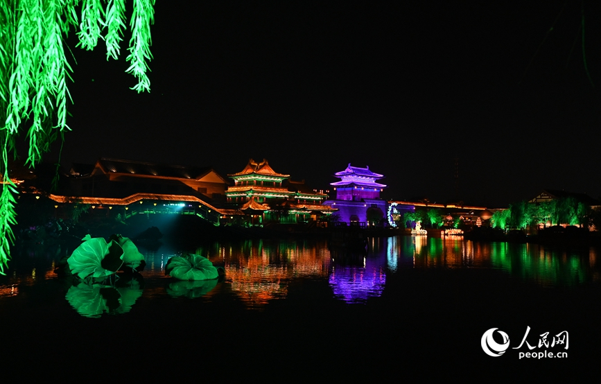 清明上河園夜景。人民網記者 王玉興攝 