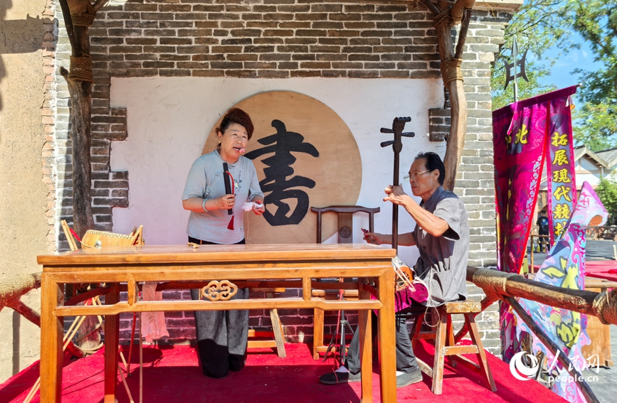 万岁山武侠城景区，说书人激情演绎。人民网记者 王佩摄