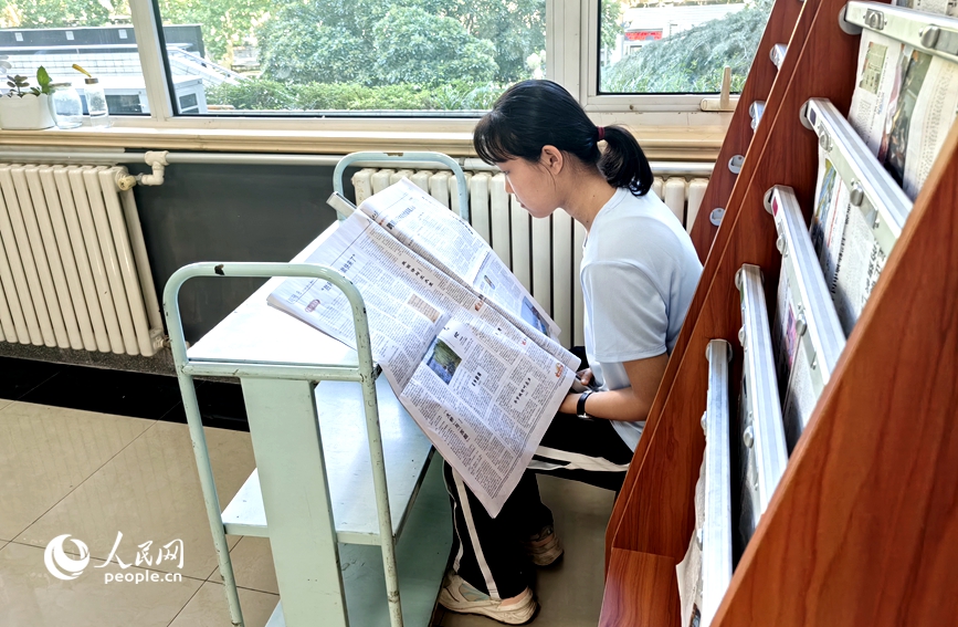 河南省图书馆嵩山路馆中文报纸阅览室里，一位读者在认真读报。人民网 辛静摄
