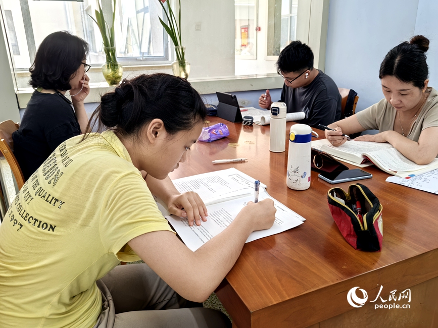河南省图书馆嵩山路馆自修室里学习氛围浓厚。人民网 辛静摄