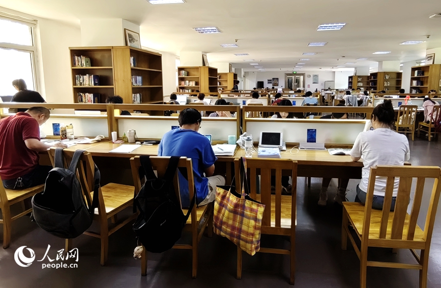 市民在河南省图书馆嵩山路馆旅游文献阅览室里学习。人民网 辛静摄