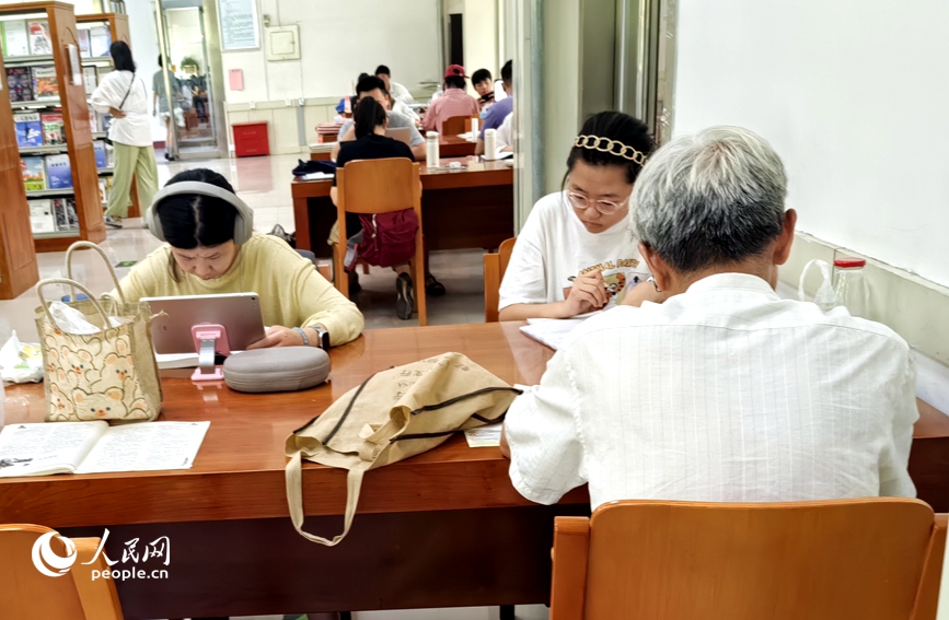 市民在河南省图书馆嵩山路馆中文图书阅览室里学习。人民网 辛静摄