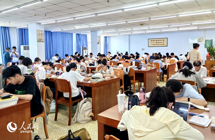 河南省图书馆嵩山路馆自修室里学习氛围浓厚。人民网 辛静摄
