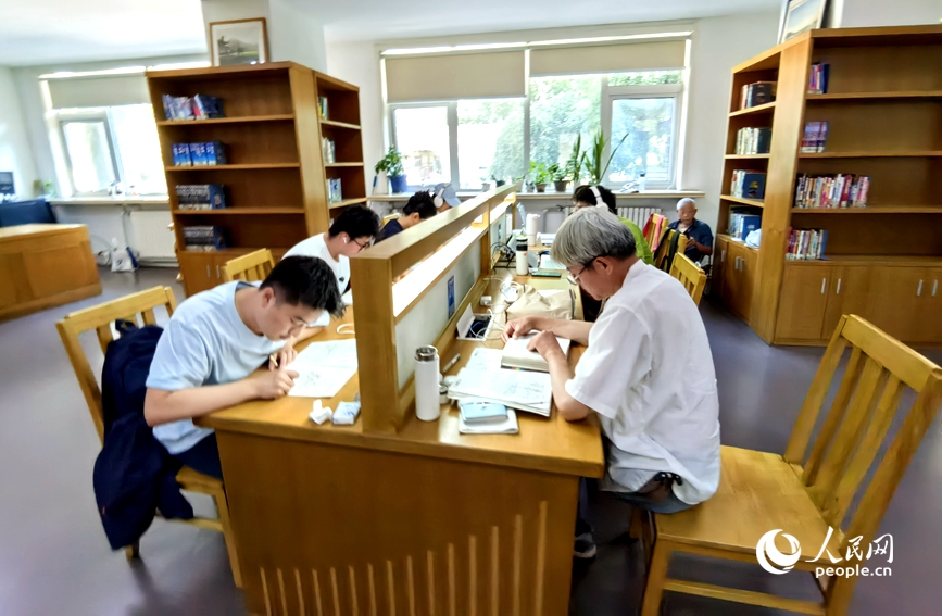 市民在河南省图书馆嵩山路馆旅游文献阅览室里学习。人民网 辛静摄