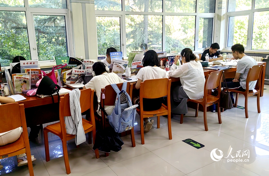 市民在河南省图书馆嵩山路馆自修室里学习。人民网 辛静摄
