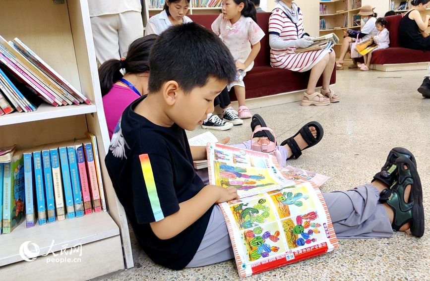 小朋友在河南省图书馆嵩山路馆少儿阅读中心内看书。人民网 辛静摄