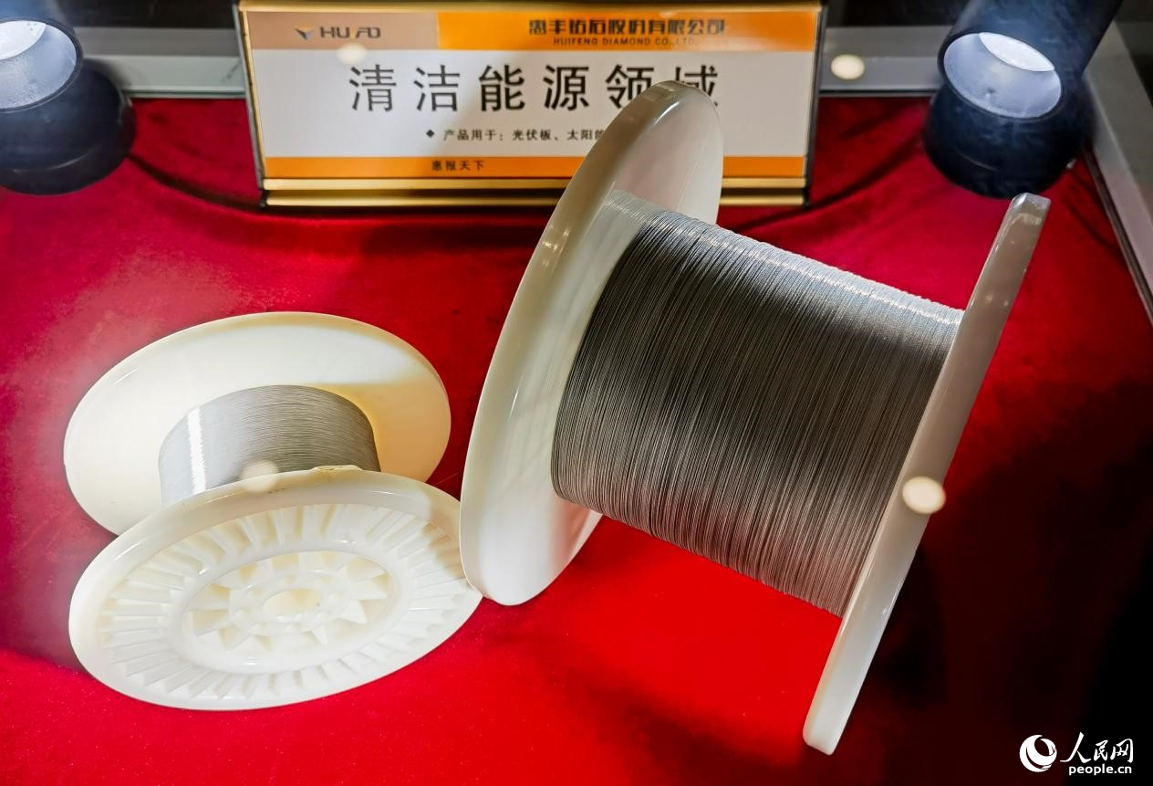 金刚石微粉线锯。人民网记者 王玉兴摄