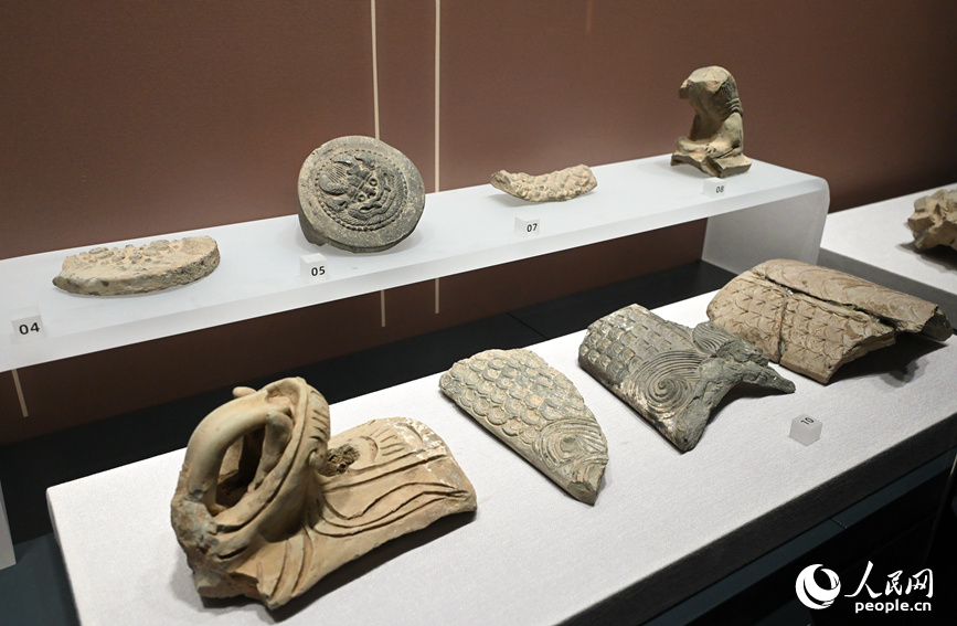 建筑构件遗存。人民网记者 王玉兴摄