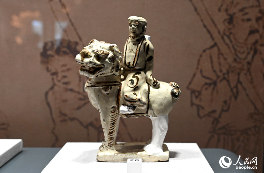 元代狮型烛台。人民网记者 王玉兴摄