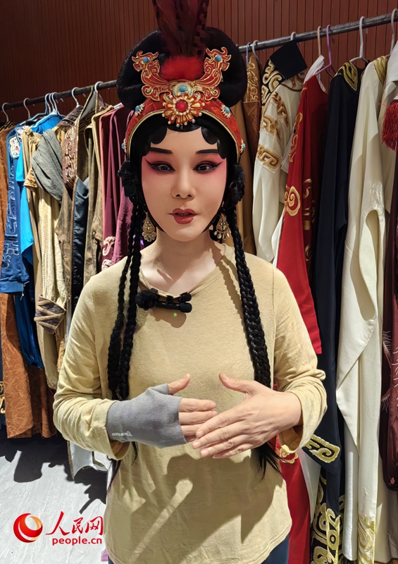 婦好扮演者吳素珍在化妝間隙接受採訪。人民網 辛靜攝