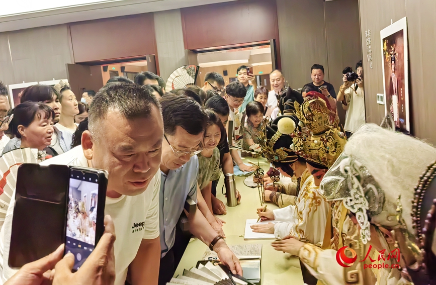 演出結束，演員與觀眾熱情互動。人民網 辛靜攝