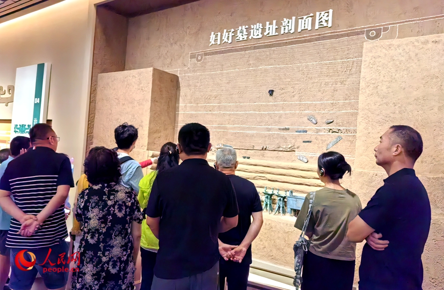 7月10日，游客在殷墟博物館