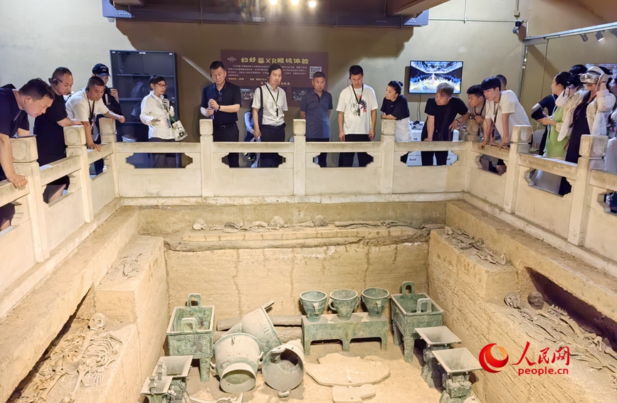 7月10日，劇組部分主創人員參觀殷墟遺址婦好墓。人民網 辛靜攝