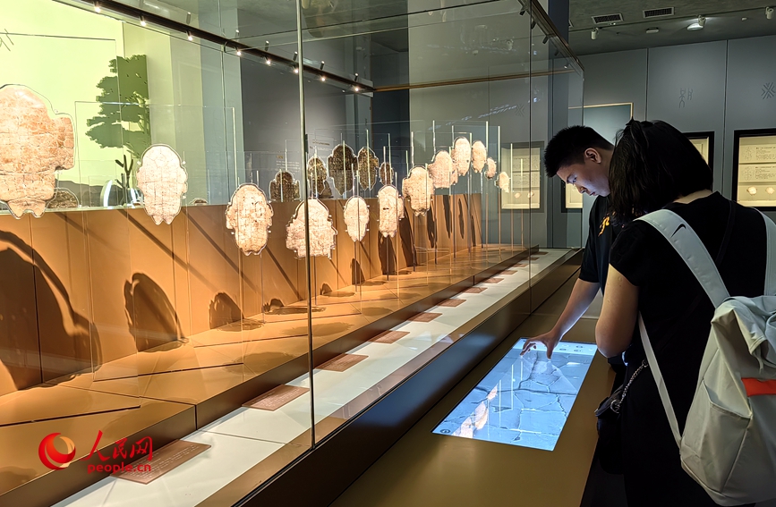 游客在殷墟博物館參觀。人民網 辛靜攝