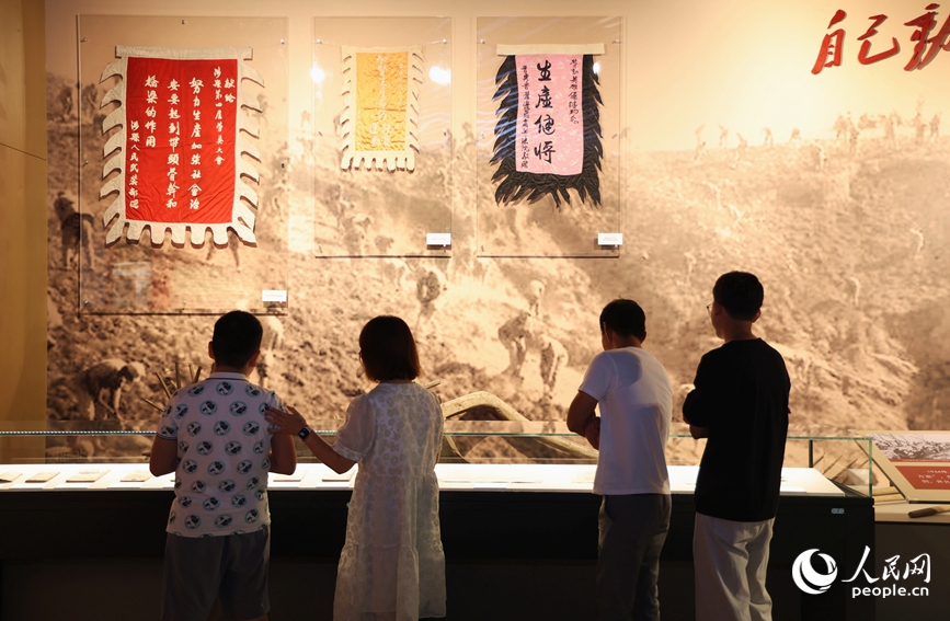 晋冀鲁豫抗日根据地革命文物展河南主展览开展。人民网记者 肖懿木摄