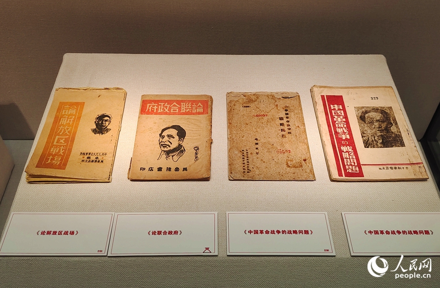 河南主展场展出的革命文物。人民网记者 肖懿木摄