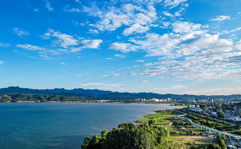 晴空下的陆浑湖 张相正摄