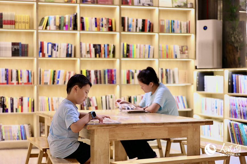 市民在撒哈拉书店阅读。人民网记者 王佩摄 