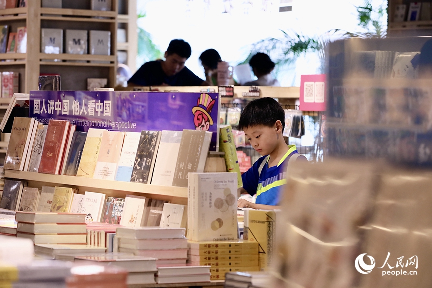 市民在撒哈拉书店阅读。人民网记者 王佩摄  