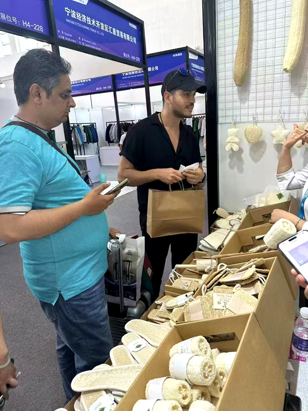 外国客户正在选购丝瓜络产品