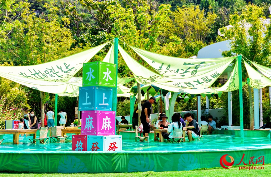 “水上麻将”让游客尽享清凉惬意。人民网记者 王佩摄