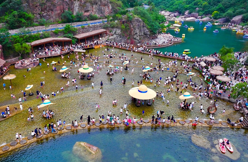 酷热夏季，不少群众选择来宝泉避暑度假。梁瀚奇摄