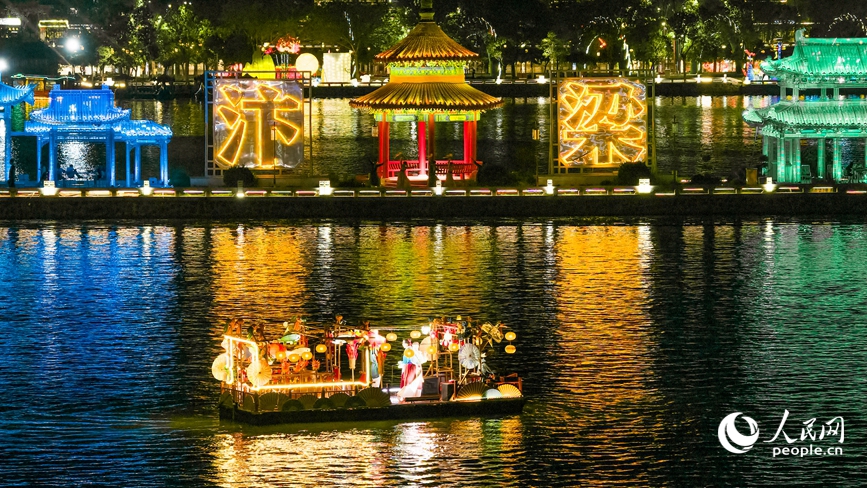 乘著晚風登臨汴河游船，河岸的亭台樓閣、銀絲古建在華燈映照下愈顯古朴典雅。人民網記者 王佩攝