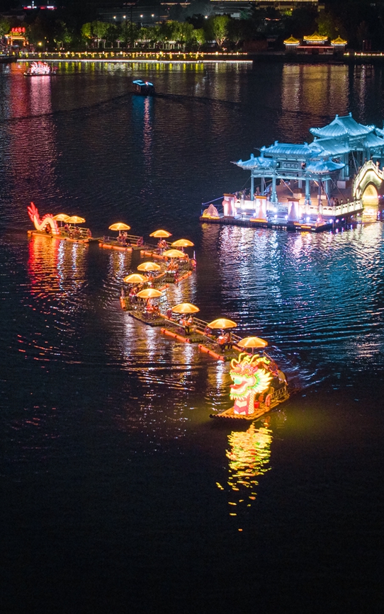 乘坐汴河游船，整段航程猶如展開一幅有聲有色的宋朝畫卷，讓歷史的回響與當代的光影在汴水之上完成一場跨越時空的對話。皇甫英楠攝