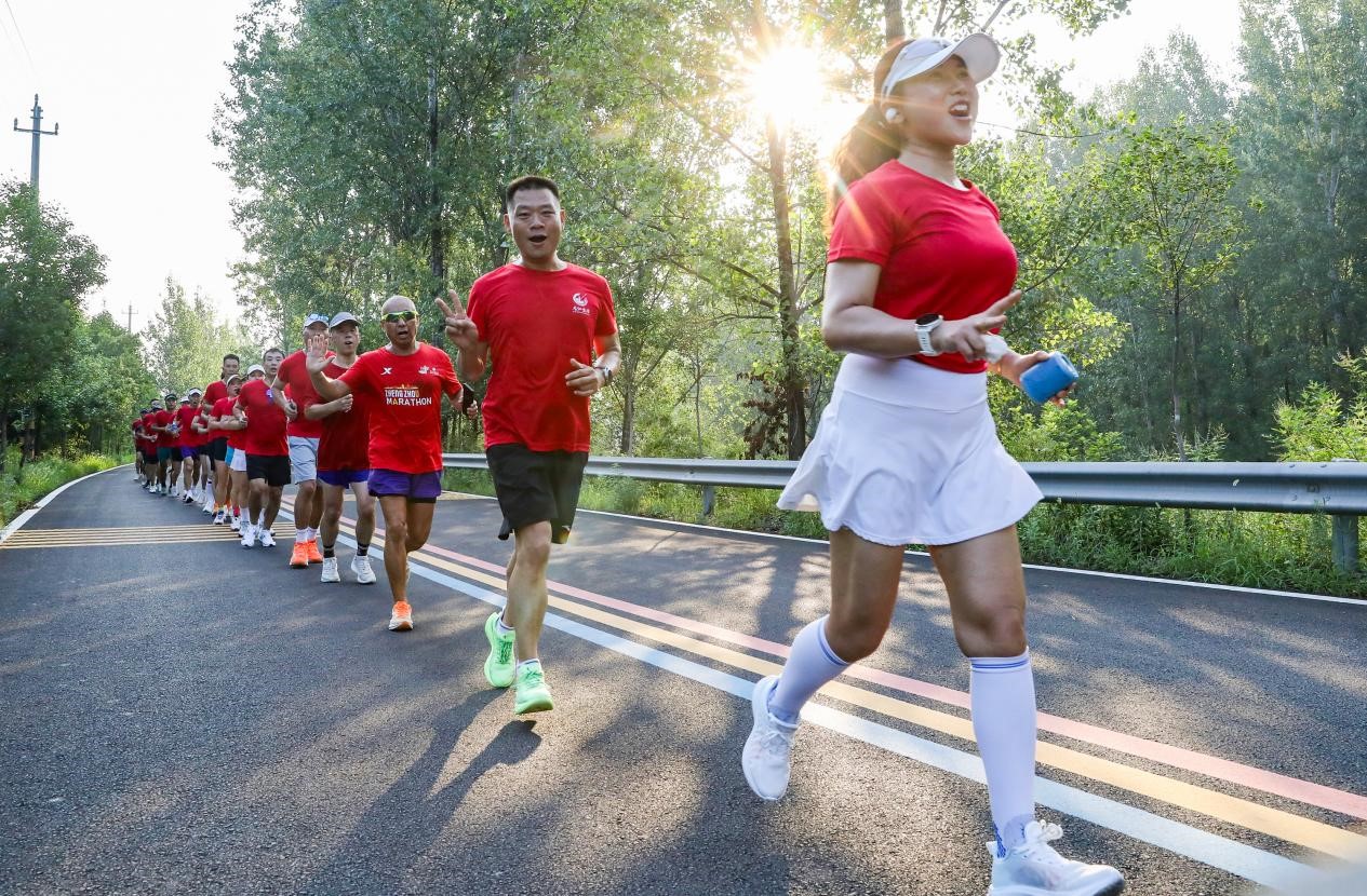 “重走长征路健康熊背行”长跑活动合影。(鲁山县委宣传部供图)