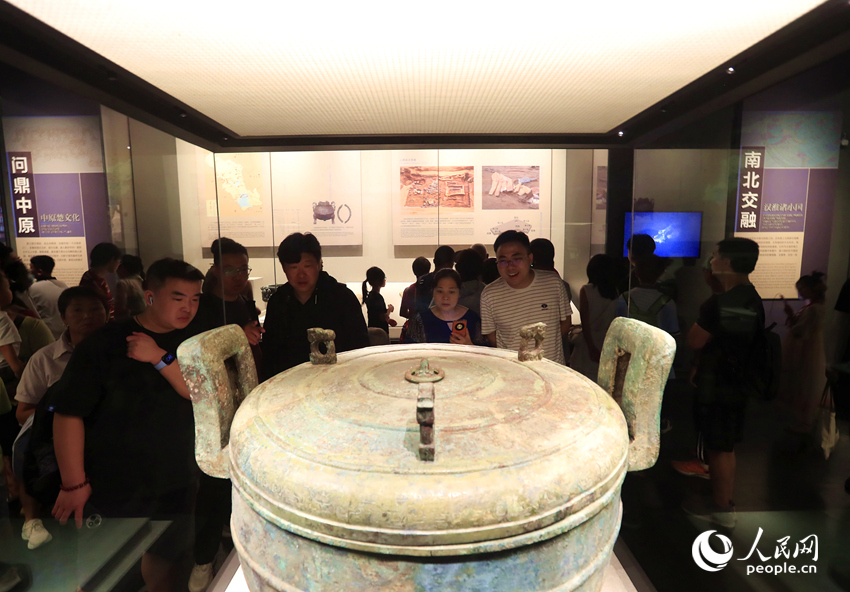 游客在河南博物院參觀。人民網記者 慎志遠攝