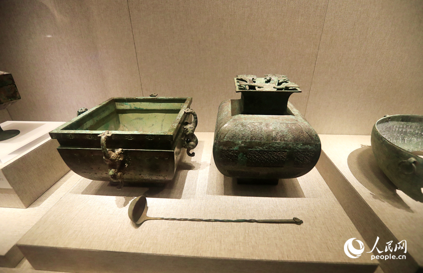 戰國時期的“冰箱”——錯金嵌鬆石龍耳銅方鑒與銅方罍。人民網記者 慎志遠攝