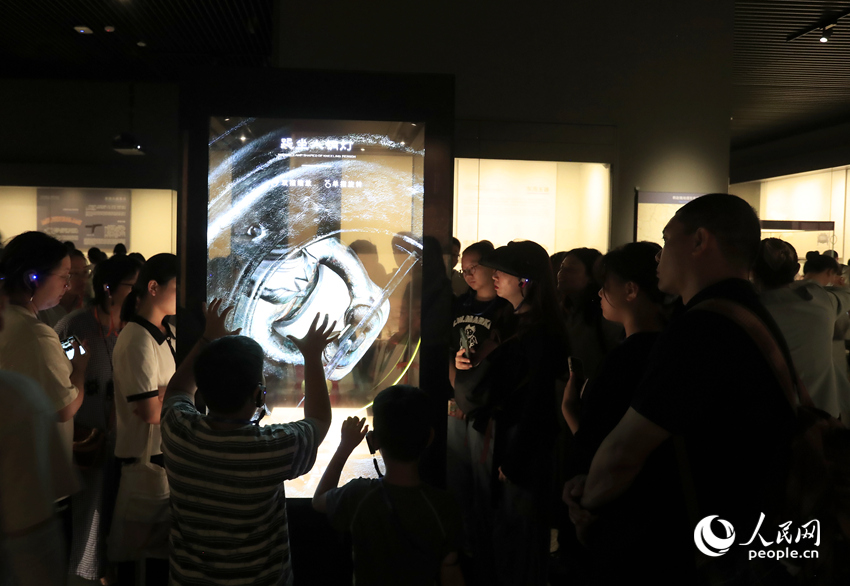 游客在河南博物院參觀。人民網記者 慎志遠攝