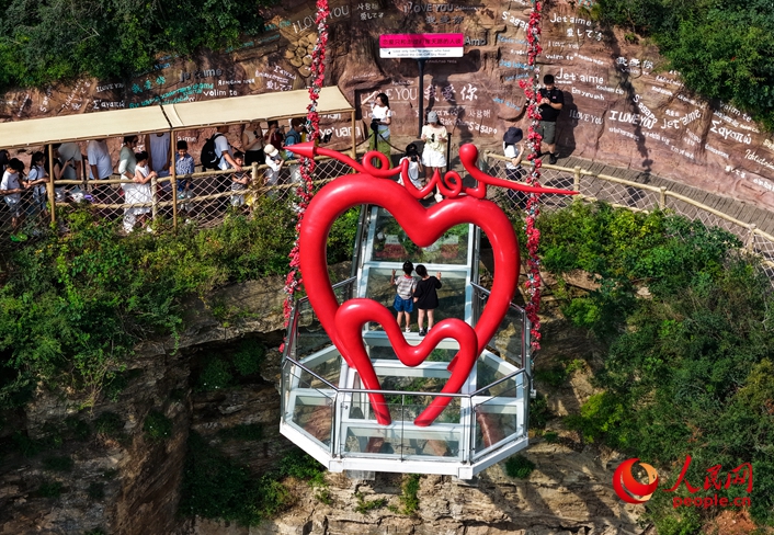 游客在拍照打卡。人民網 宋芳鑫攝