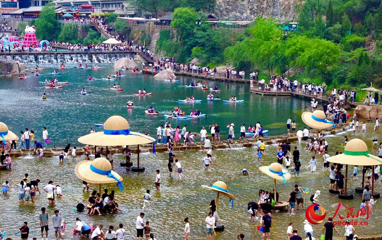 游客在戲水納涼。人民網記者 王佩攝