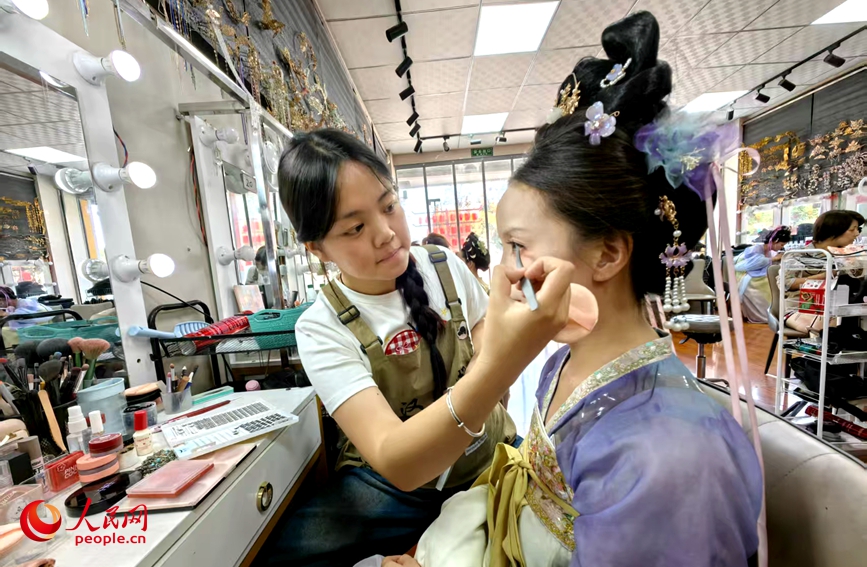 化妆师在给游客妆造。人民网 宋芳鑫摄