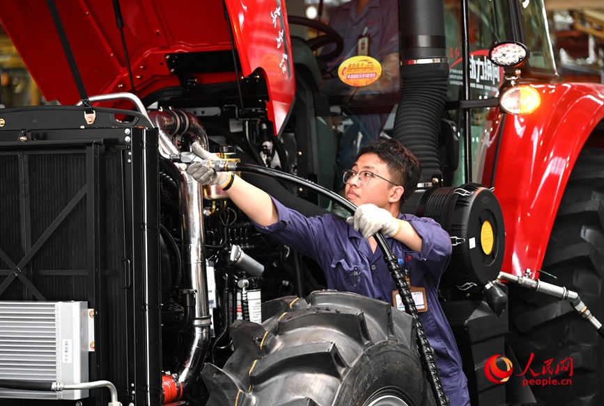 加注油液。人民网记者 王玉兴摄