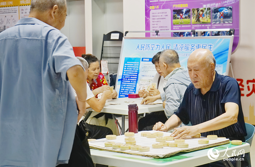鄭州地鐵綠城廣場站內，市民在納涼休閑。人民網 霍亞平攝