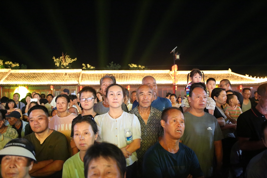 现场观众聚精会神观看演出。陕州区委宣传部供图