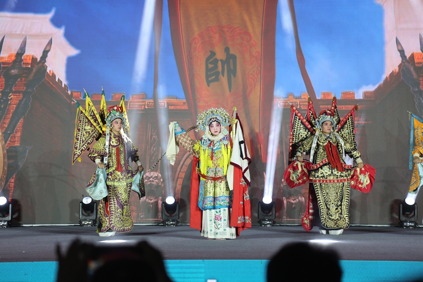 豫剧《穆桂英挂帅》选段演出现场。陕州区委宣传部供图