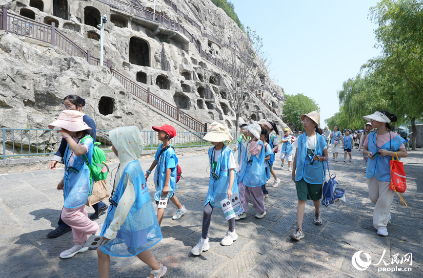 孩子们在龙门石窟研学。人民网记者 王佩摄