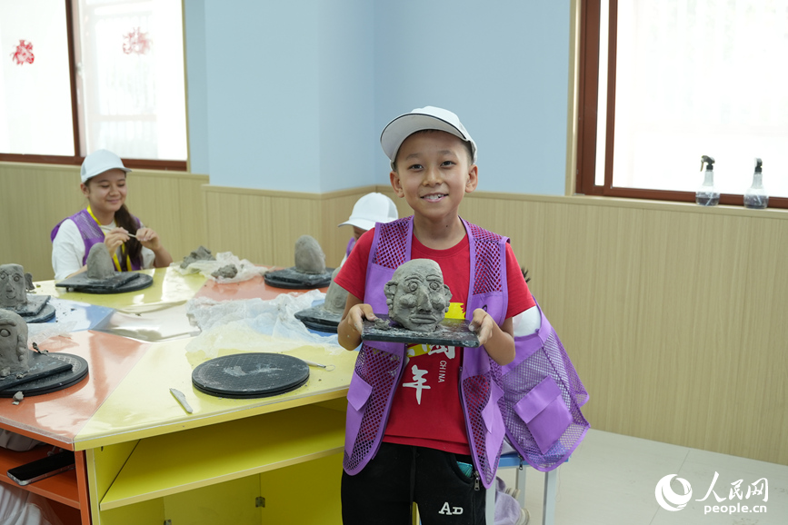 学员展示自己的作品。人民网 宋芳鑫摄