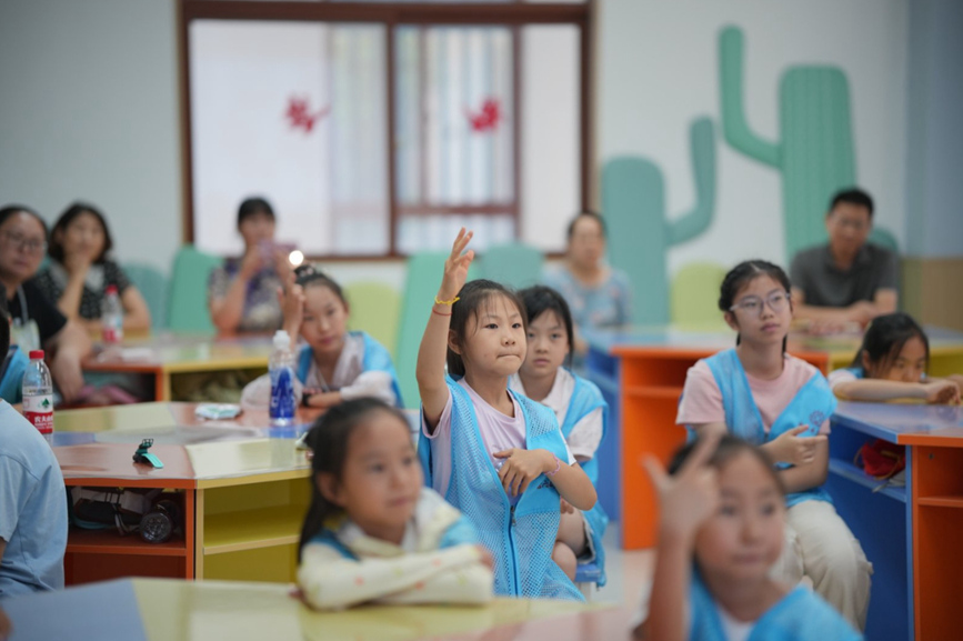 认真专注的小学员。龙门石窟研究院供图