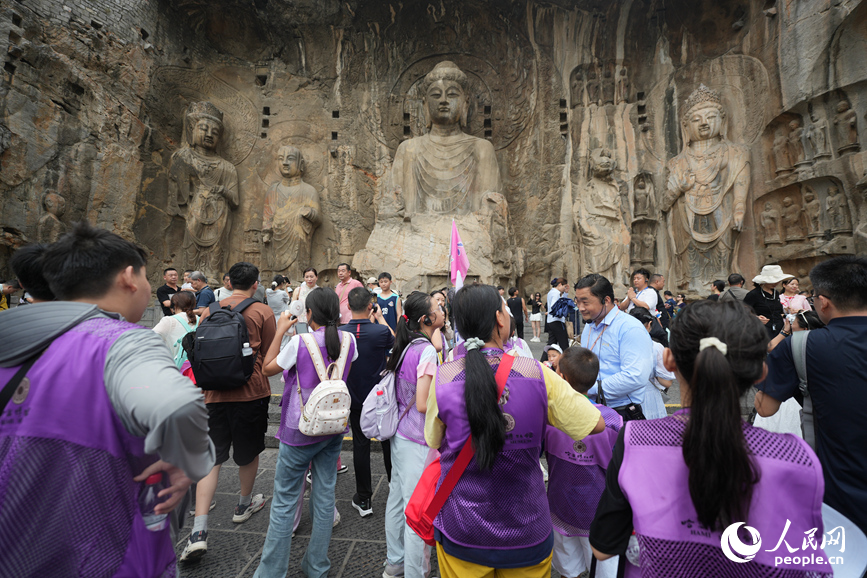 學生參觀盧舍那大佛。人民網記者 尚明楨攝